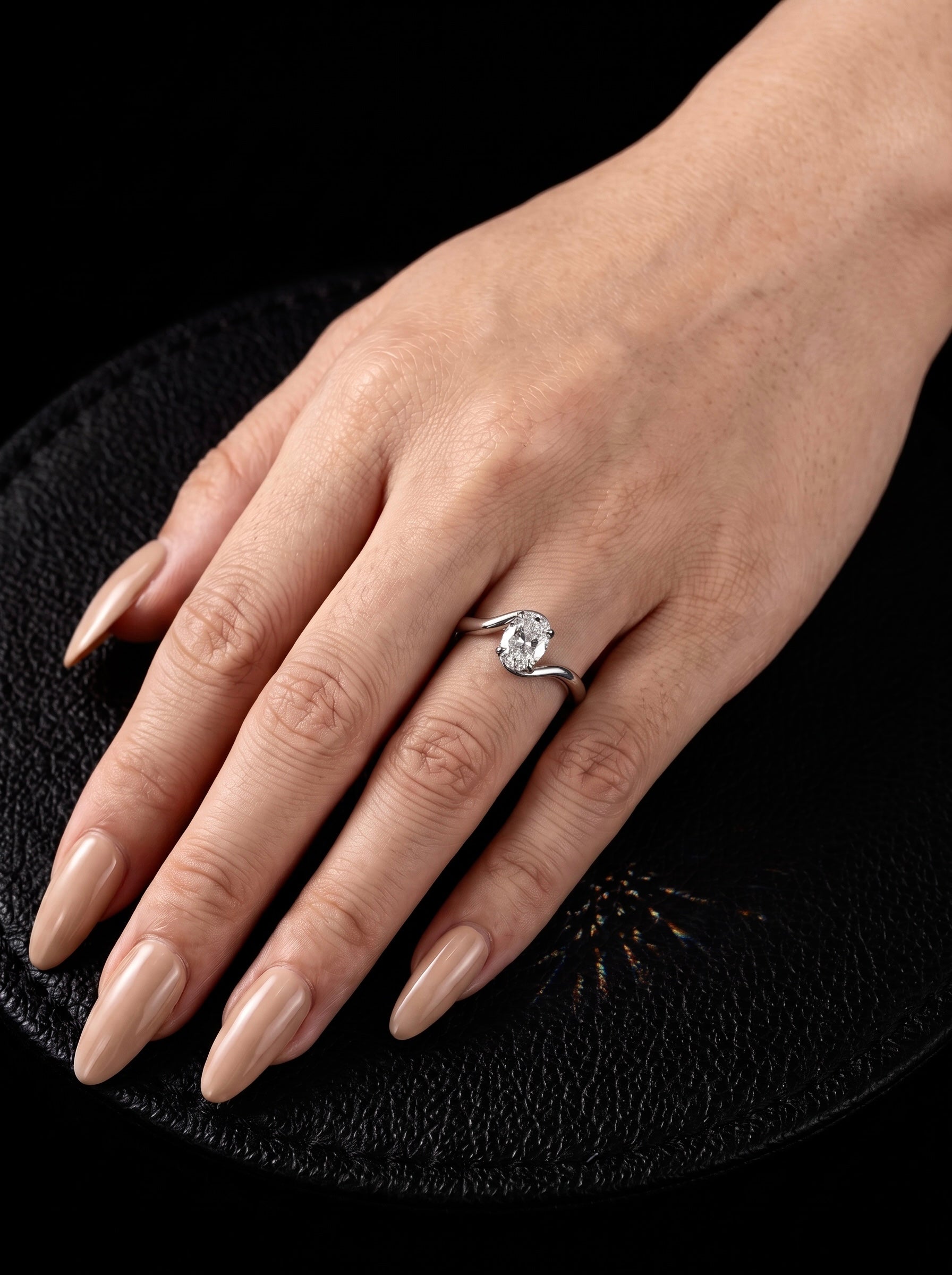 THE ONE™ Twist · 1.00ct Oval-Cut Solitaire