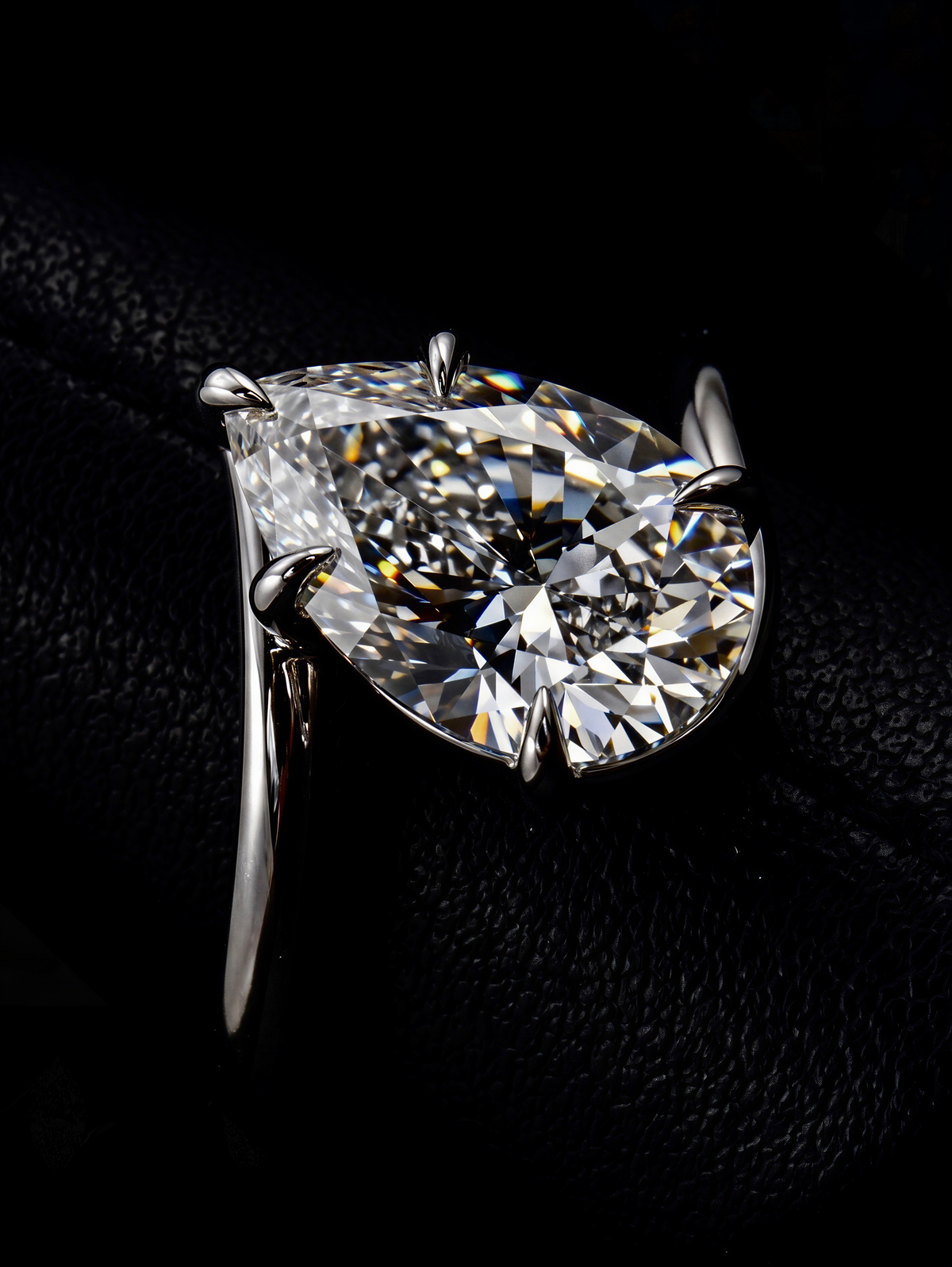 SERENÉ™ 3.0ct Pear Bypass Solitaire MG ESSENCE