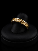 MG VARENO™ Patterned Ring · Yellow Gold
