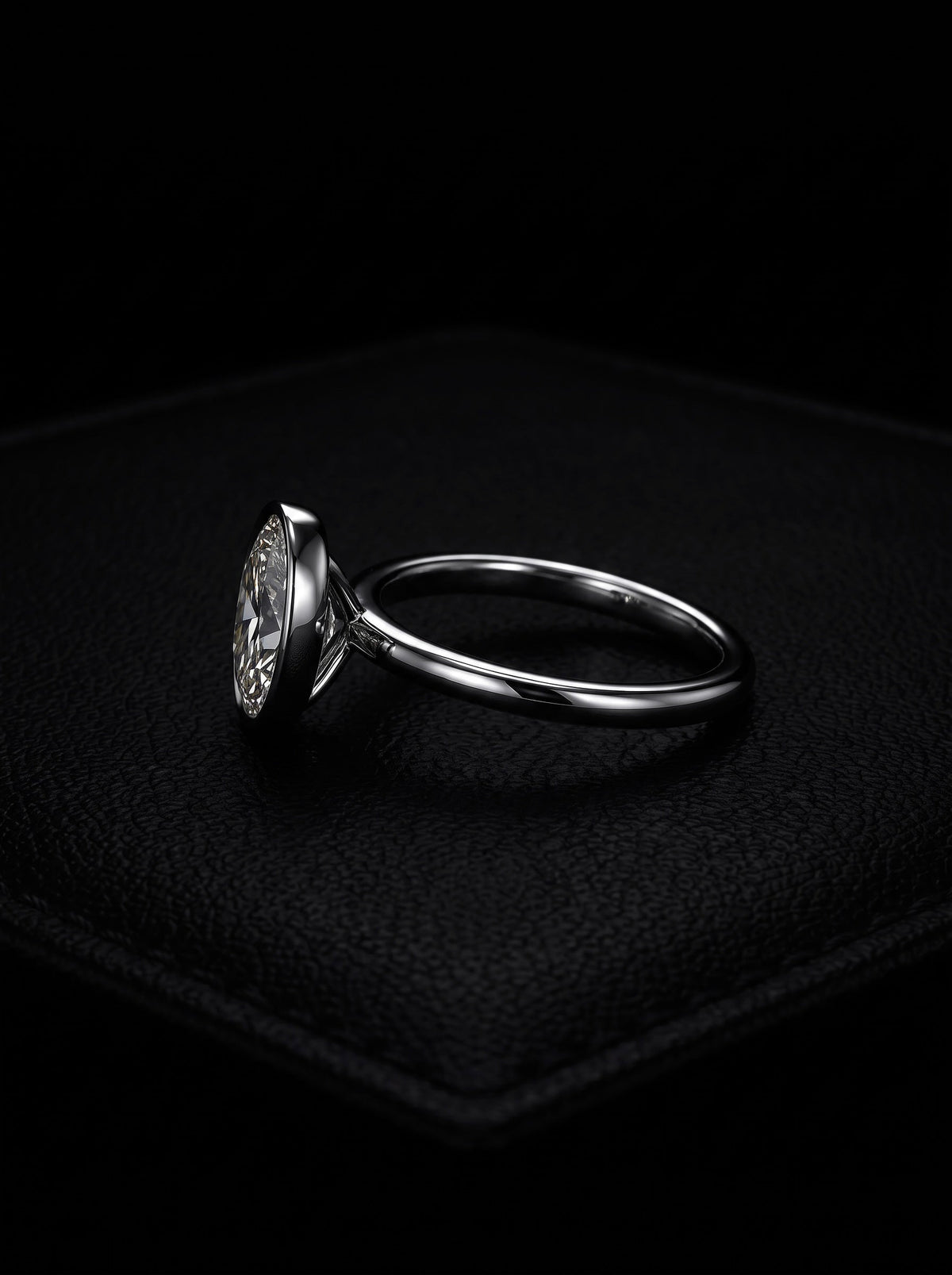 THE ONE™ Bezel · 1.00ct Oval-Cut Solitaire MG ESSENCE