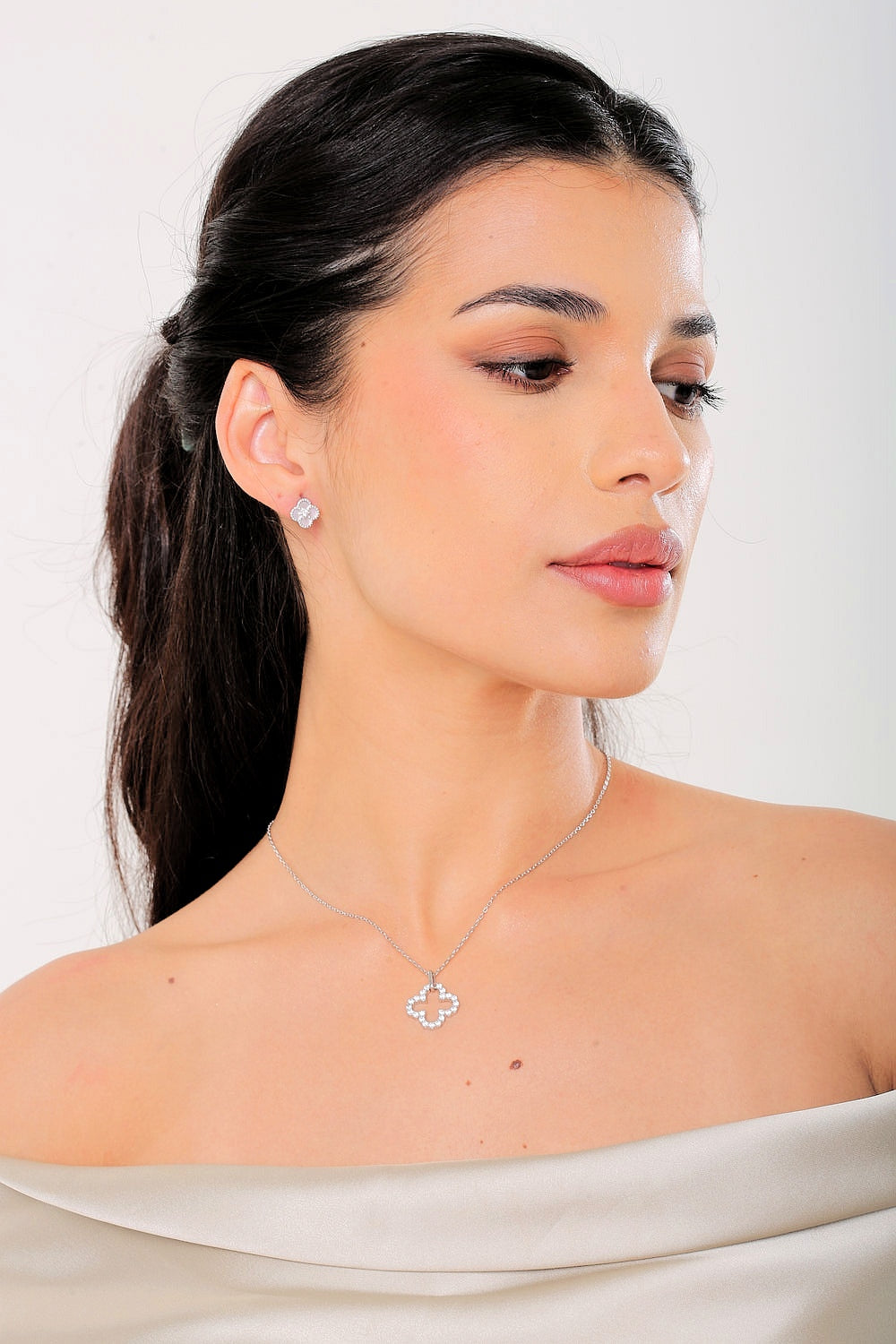 Clover Nova Glow Necklace - MG ESSENCE